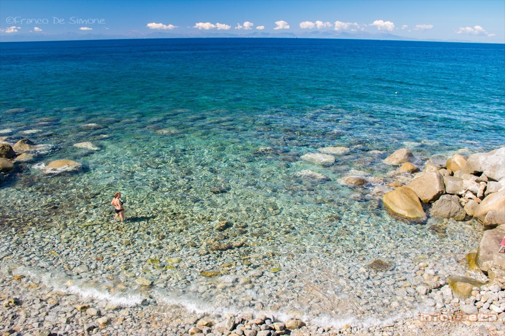 Vista spiaggia con ombrelloni