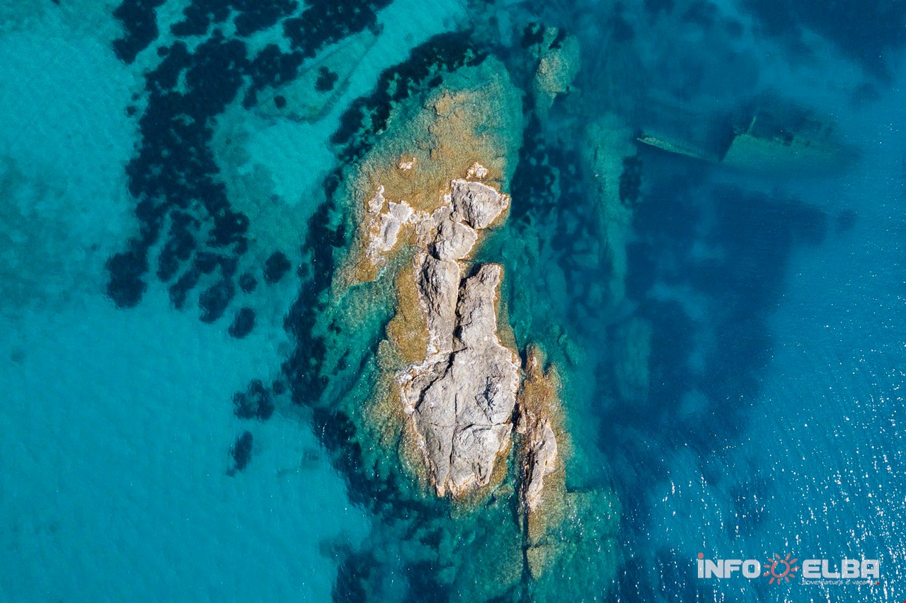 Il relitto e l'orizzonte marino